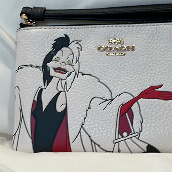 COACH X DISNEY Corner Zip Wristlet with Cruella De Vil Villain Bag NWT 🔥 - Picture 3 of 7